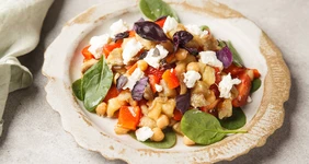 Салат с печёным баклажаном, нутом и козьим сыром