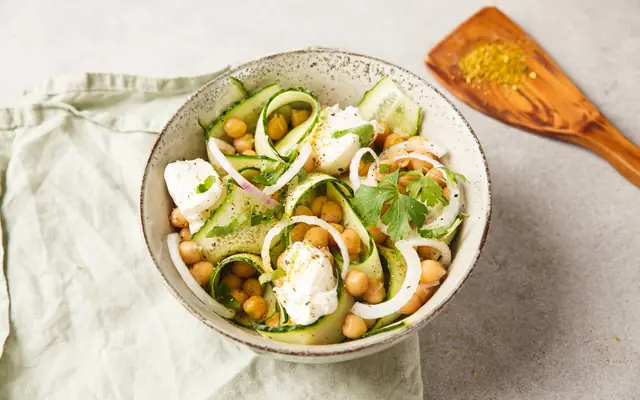 Лёгкий салат с&nbsp;огурцами и&nbsp;нутом