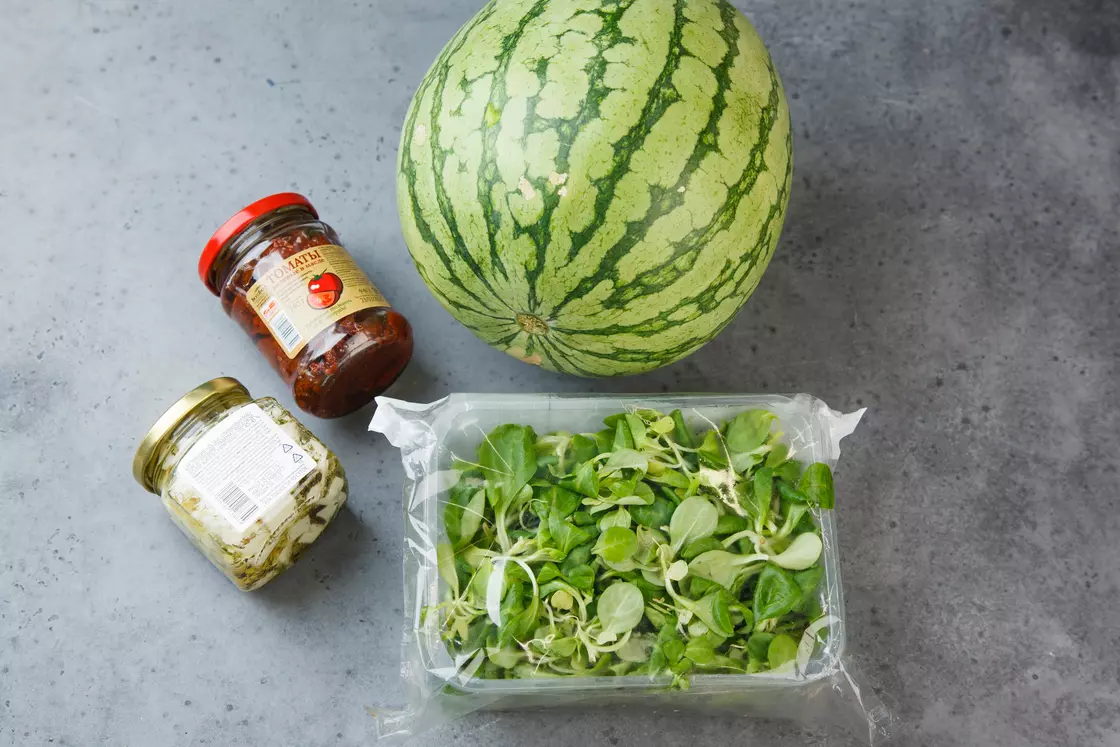 Салат из арбуза с брынзой и вялеными томатами — процесс приготовления, фото 1