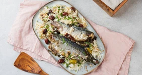 Скумбрия с рисом, вялеными томатами и оливками