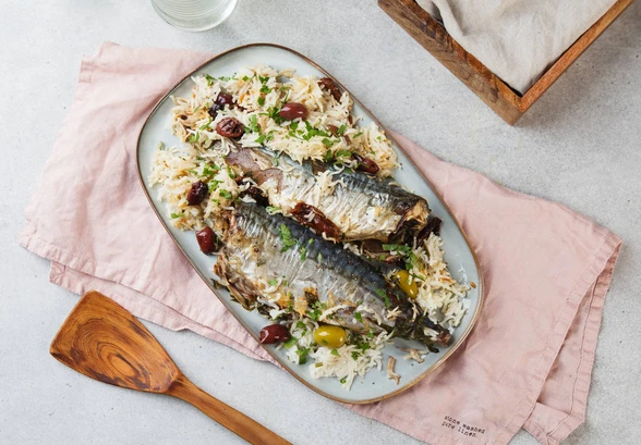 Скумбрия с рисом, вялеными томатами и оливками