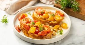 Тосты из чиабатты с сальсой из томатов и фасоли