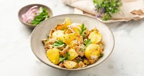 Салат с молодым картофелем и лисичками