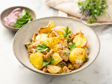 Салат с молодым картофелем и лисичками