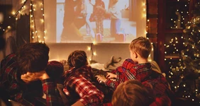 Смотрим и хрустим: подборка фильмов и сериалов для новогодних праздников