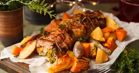 Рулет из свинины, глазированный кленовым сиропом