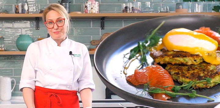 Оладьи из&nbsp;кабачков с&nbsp;яйцом пашот и&nbsp;лососем