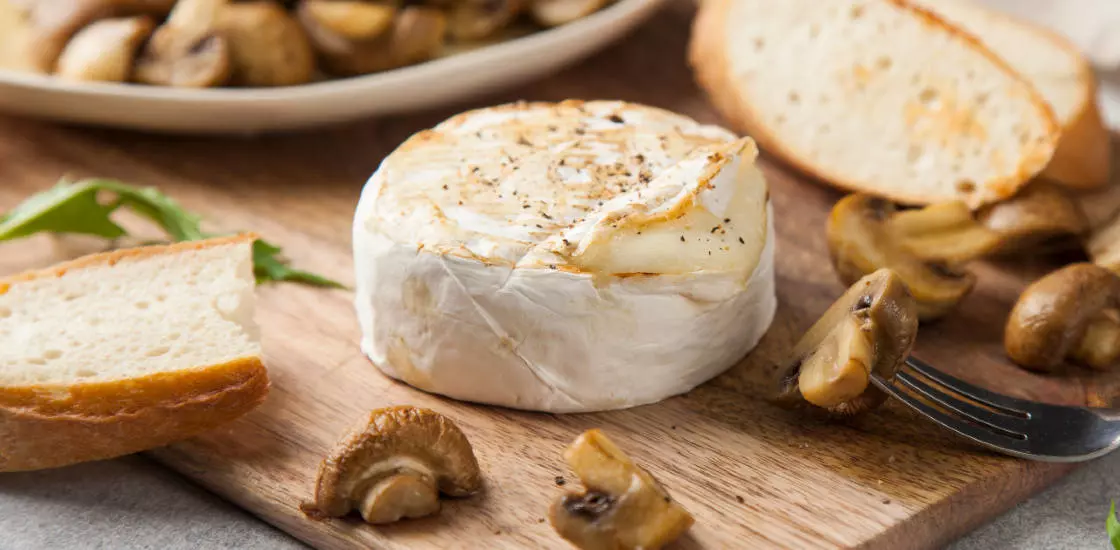 Простые рецепты: запечённый сыр Бри с грибами шампиньонами