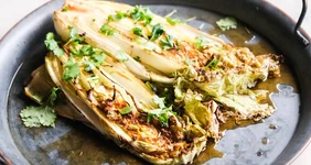 Пекинская капуста по-азиатски с чесноком и соевым соусом