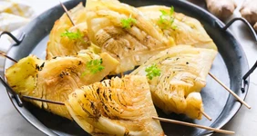 Стейк из б/к капусты с кунжутным маслом на шпажке