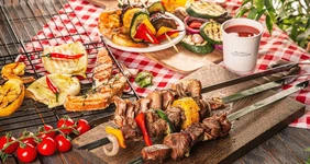 Стейки и шашлыки: где купить и как приготовить вкусное мясо на гриле?