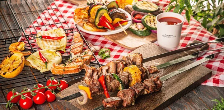 Стейки и шашлыки: где купить и как приготовить вкусное мясо на гриле?