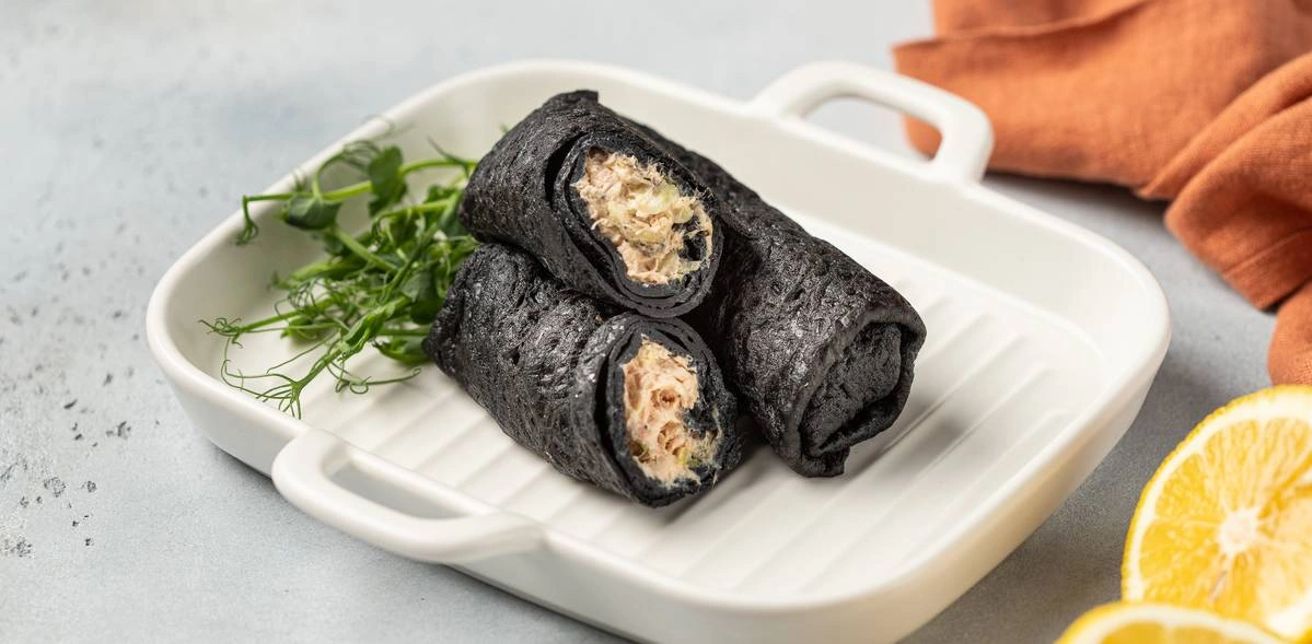 Чёрные блинчики и запечённый кролик: новинки недели