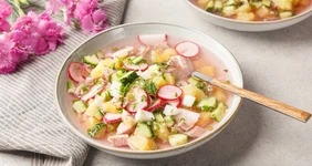 Рецепты для дачи: как готовить окрошку и клубничный суп
