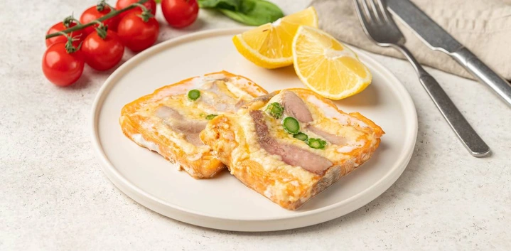 Хворост «Медовый» и рыбный рулет из форели, тунца и сыра: новинки недели