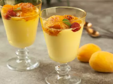 Десерт с карамельными абрикосами