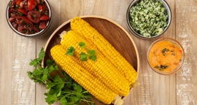 Горячая кукуруза с тремя соусами