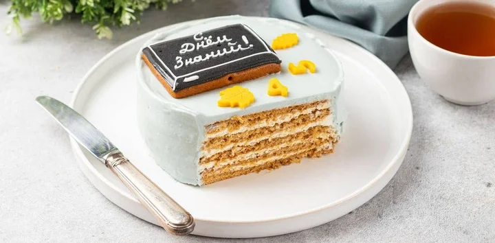 Скоро в школу: торты, сладости и букеты ко Дню знаний