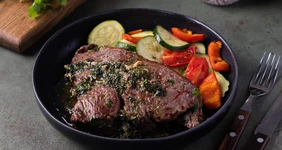 Чак Ай Ролл с овощным гарниром и соусом из зелени