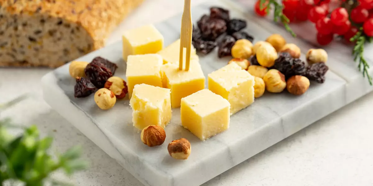 Сыр и мёд: как выбрать сочетания и подать сырную тарелку