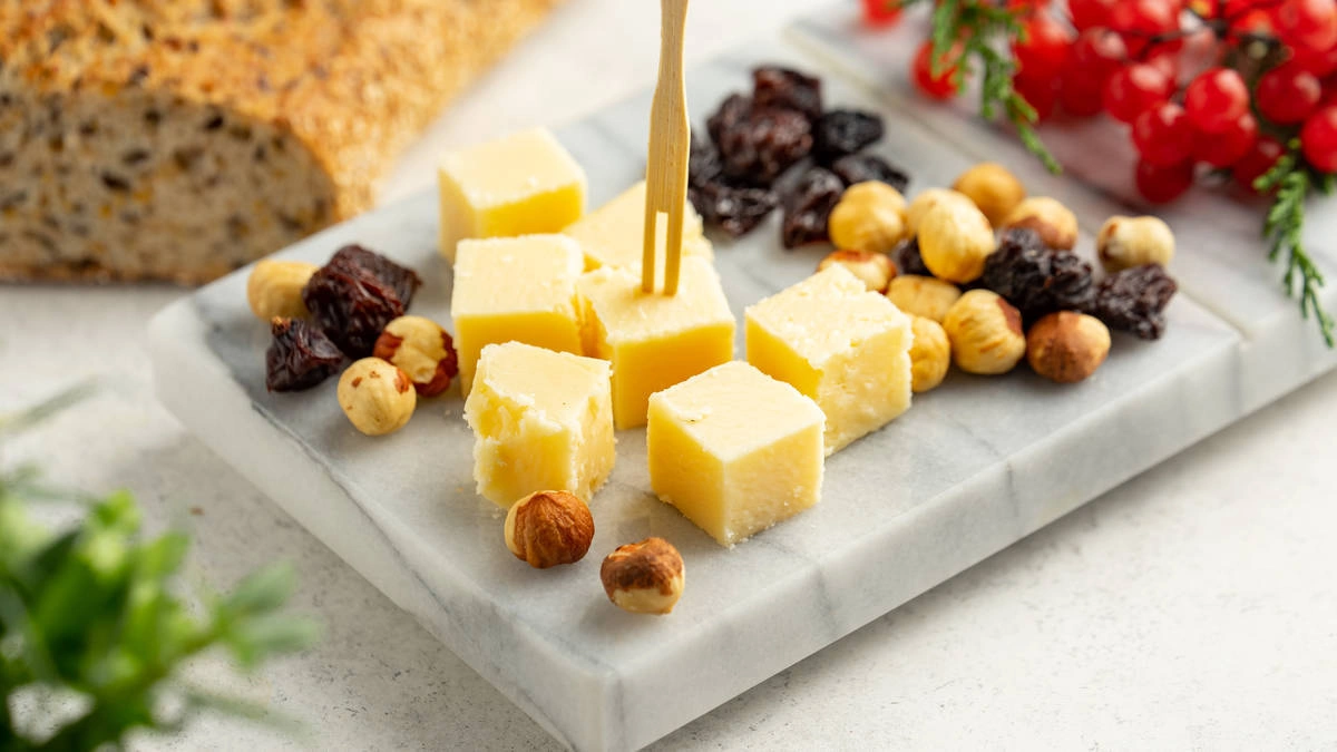 Сыр и&nbsp;мёд: как выбрать сочетания и&nbsp;подать сырную тарелку