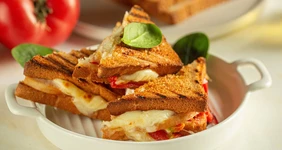 Горячий тост с курицей и сыром