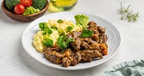 Гуляш из говядины с пряными овощами