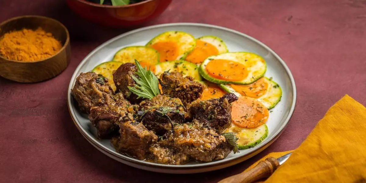 Тушёное филе говядины в чесночном соусе с хрустящими овощами