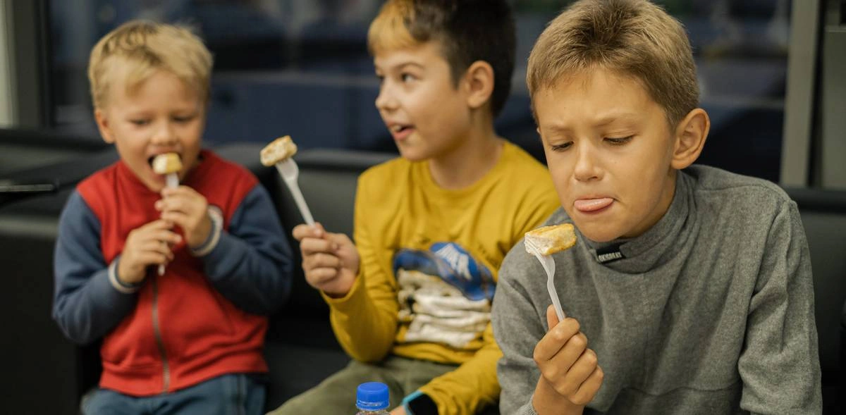 Дети дегустируют продукты ВкусВилл