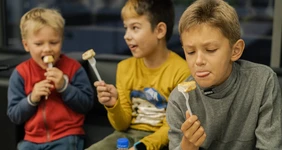 Дети дегустируют продукты ВкусВилл