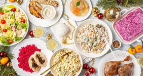 Готовьтесь к Новому году и не готовьте: закуски, салаты и горячие блюда к празднику