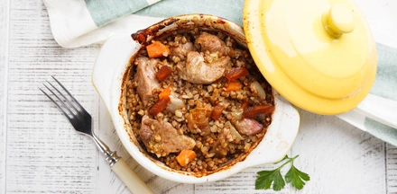 Готовим в духовке: 17 рецептов в горшочках и без