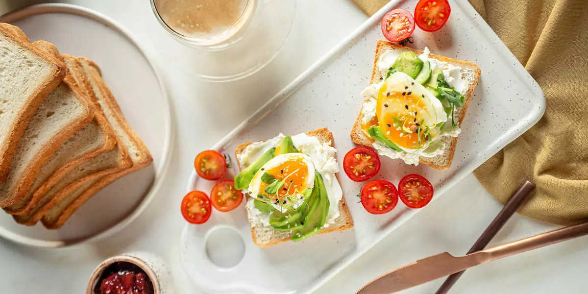 10 завтраков с авокадо: тосты, боул и другие рецепты