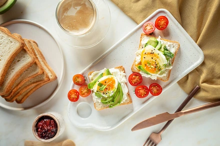 10 завтраков с&nbsp;авокадо: тосты, боул и&nbsp;другие рецепты