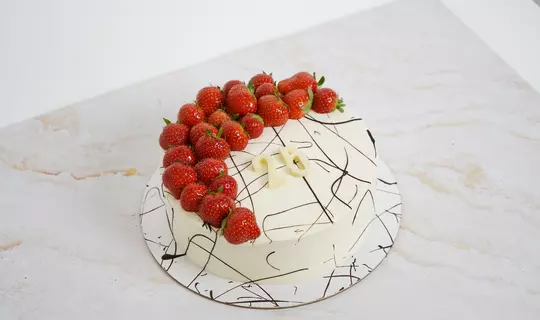 Торт «Мраморный с клубникой»