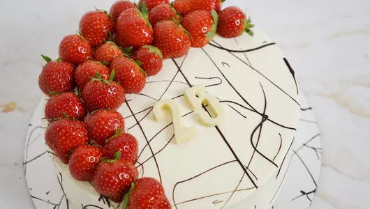 Торт «Мраморный с клубникой»