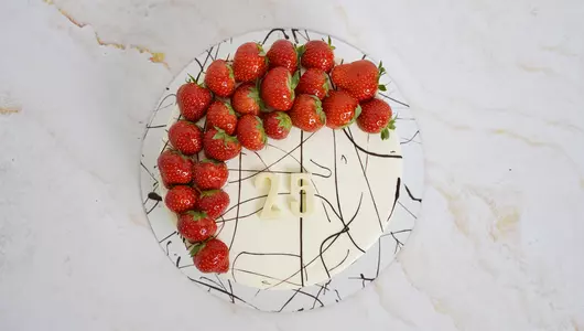 Торт «Мраморный с клубникой»