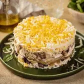 Салат с&nbsp;курицей, черносливом и&nbsp;грецкими орехами