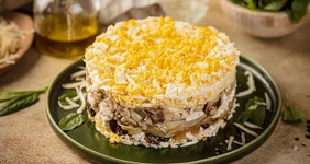 Салат с курицей, черносливом и грецкими орехами