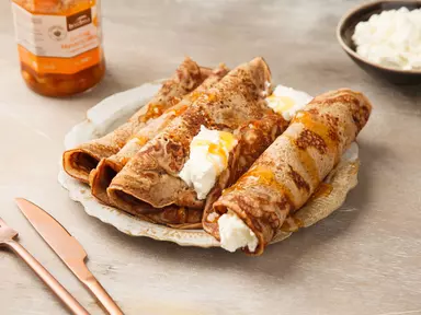 Ржаные блины с абрикосовым вареньем и маскарпоне