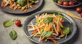 Витаминный салат с дайконом и огурцами