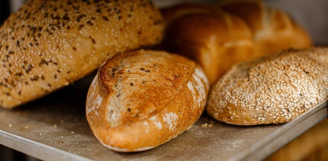 Свежий хлеб, горячая еда, потрошёная рыба: что заказать из&nbsp;дарксторов ВкусВилла