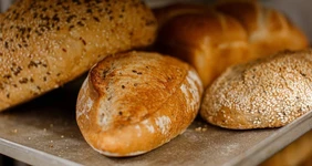 Свежий хлеб, горячая еда, потрошёная рыба: что заказать из дарксторов ВкусВилла