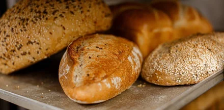 Свежий хлеб, горячая еда, потрошёная рыба: что заказать из дарксторов ВкусВилла