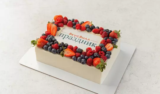 Корпоративный торт с ягодами