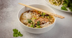 Куриный суп с фунчозой, грибами и овощами
