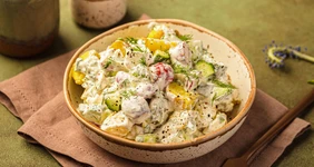 Картофельный салат с огурцами и зеленью