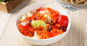 Простые и быстрые: рецепты дачных салатов с сочными овощами и зеленью