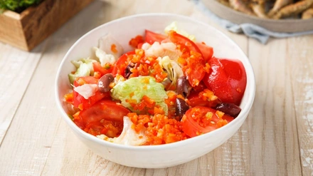 Простые и быстрые: рецепты дачных салатов с сочными овощами и зеленью