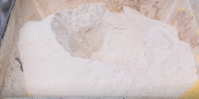 Сухое сырьё смешивается с&nbsp;водой, после&nbsp;чего смесь подаётся на&nbsp;экструдер, где подвергается механическому и&nbsp;тепловому воздействию